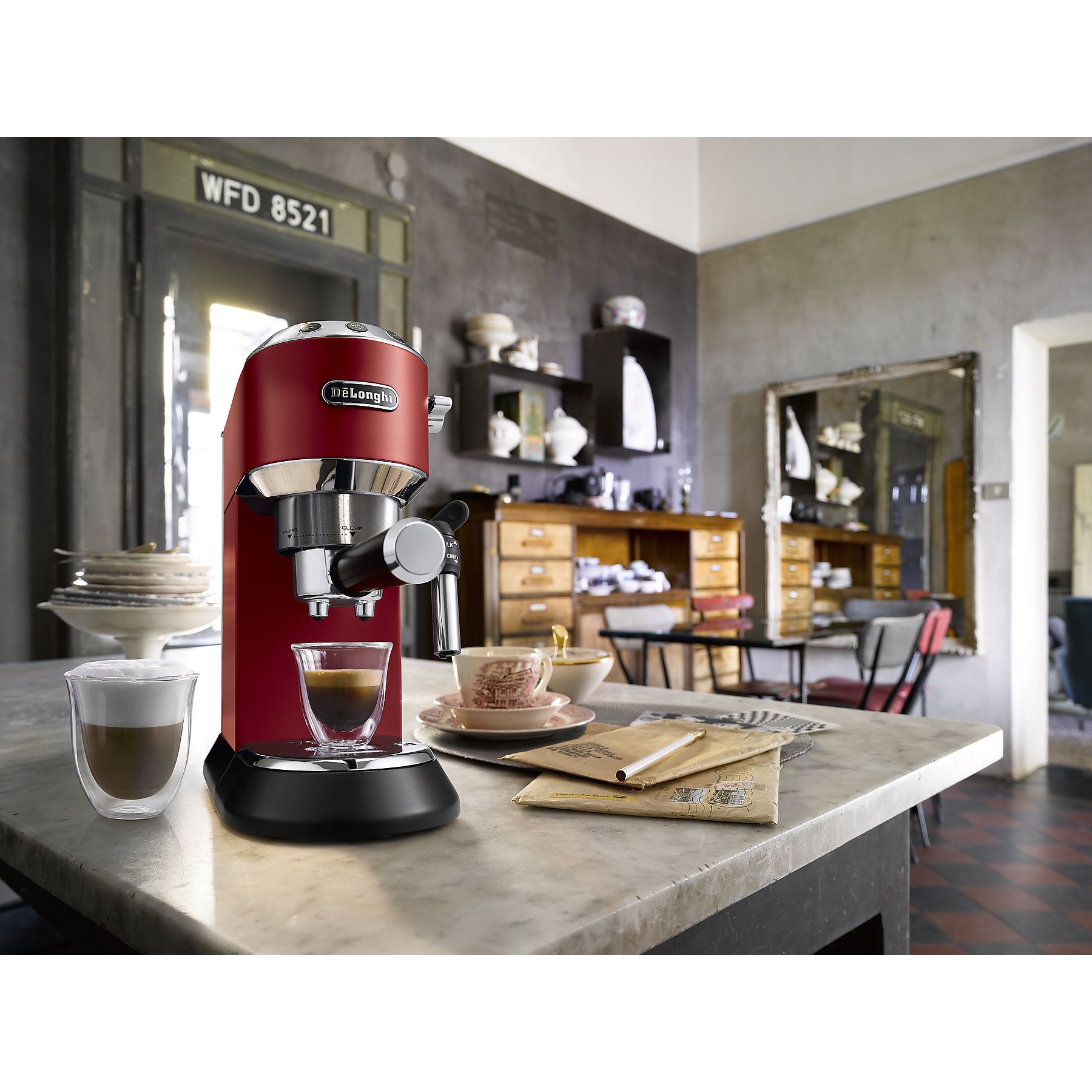 DELONGHI Dedica Style EC685.R - Professionelle Milchaufschäumung und schmales Design, Siebträger Espressomaschine Rot Matt