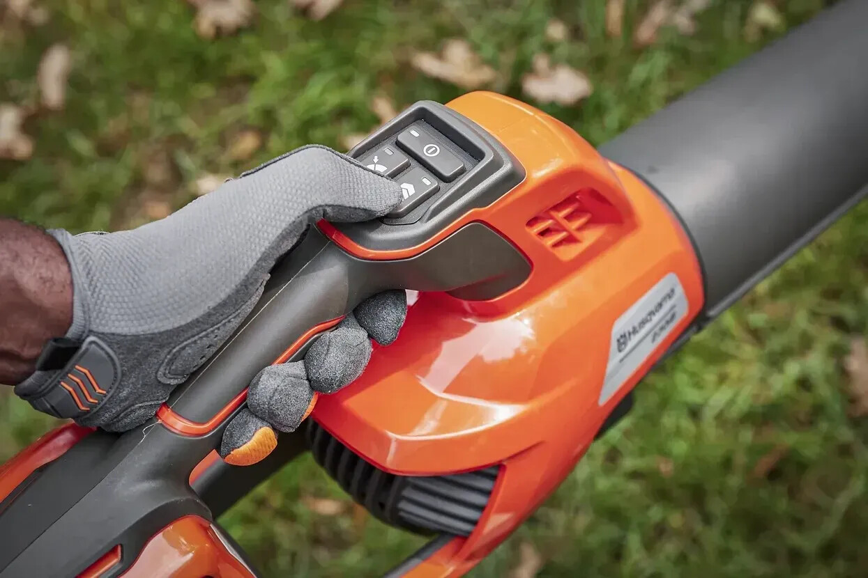 Husqvarna Akku-Blasgerät 230iB mit 1 Akku B140 und Ladegerät C80
