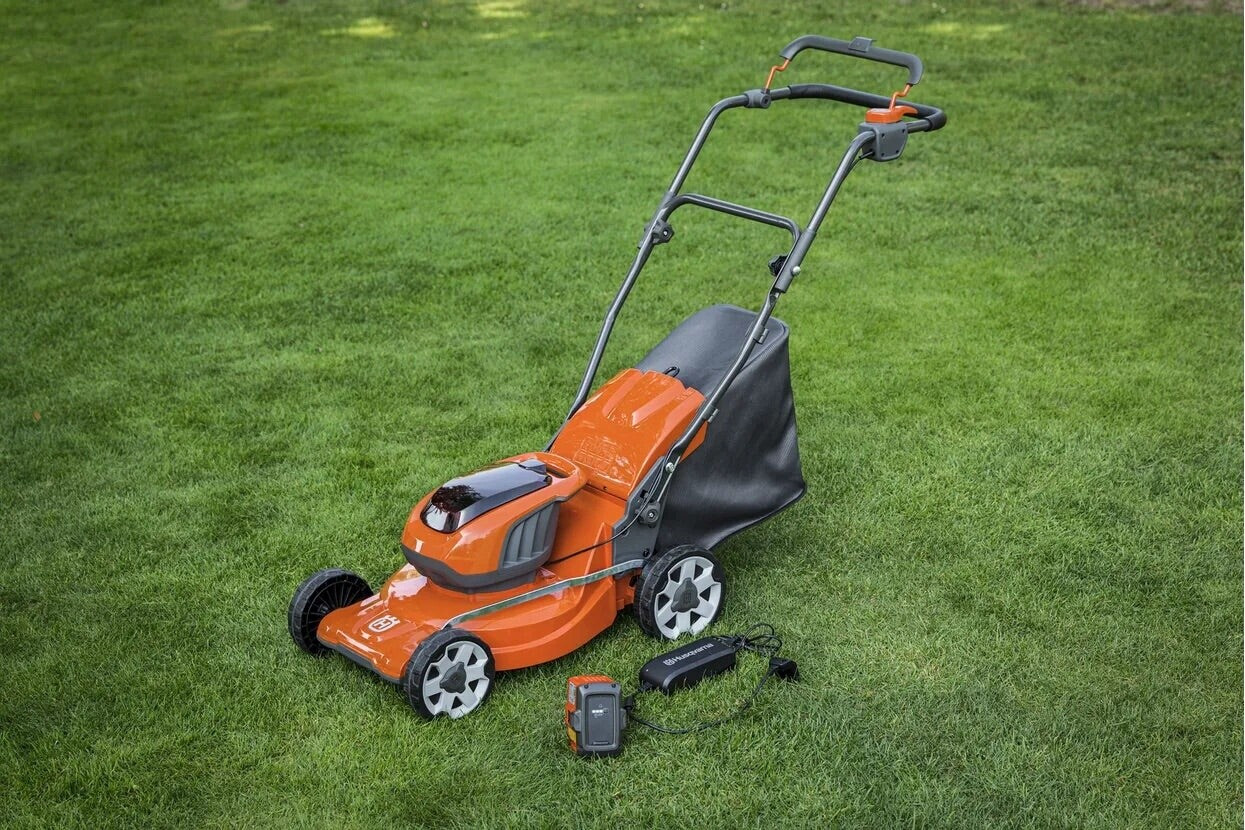 Husqvarna LC 137i Set mit Akku und Ladegerät