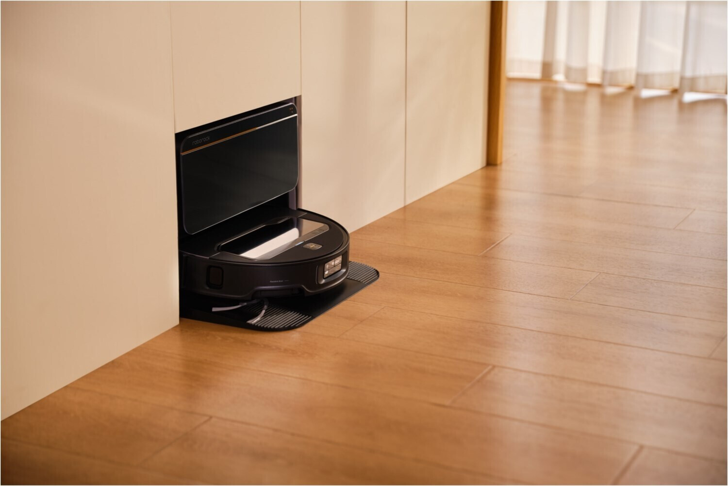 Roborock Saros Z70 schwarz mit Wasseranschluss