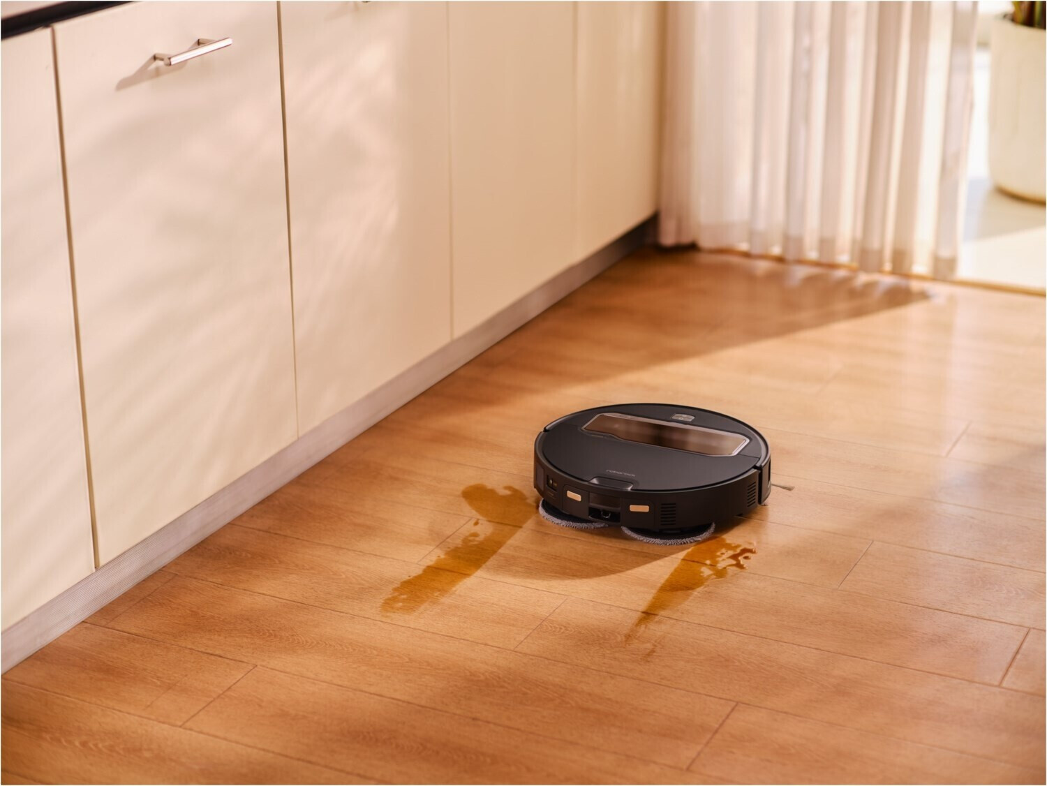 Roborock Saros Z70 schwarz mit Wasseranschluss