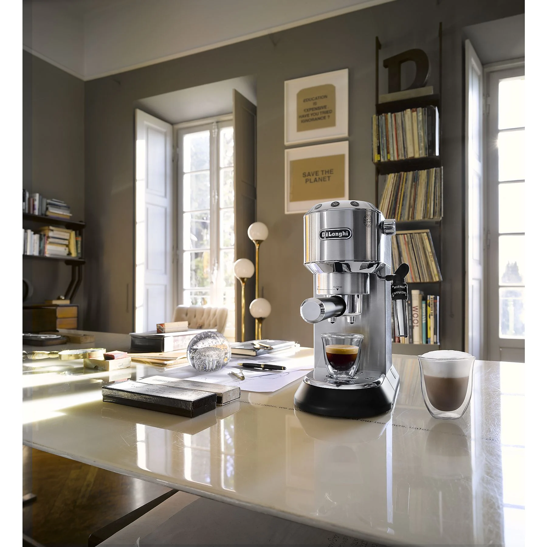 DELONGHI Dedica Style EC685.M - Professionelle Milchaufschäumung und schmales Design, Siebträger Espressomaschine Silber Matt