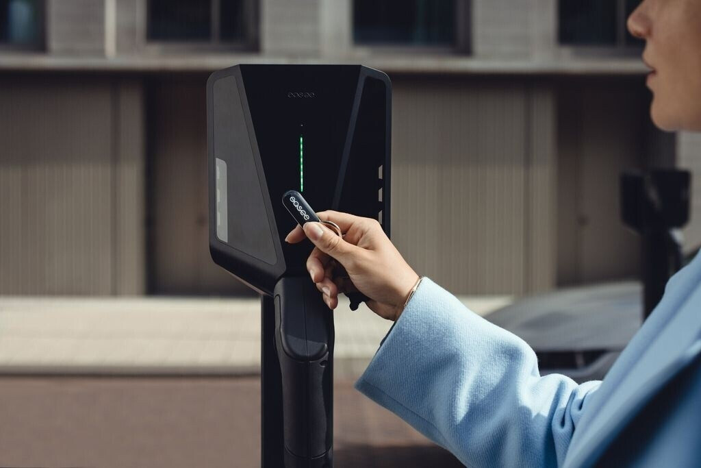 Easee Charge Max 22 kW Typ 2 Steckdose Wallbox-10233