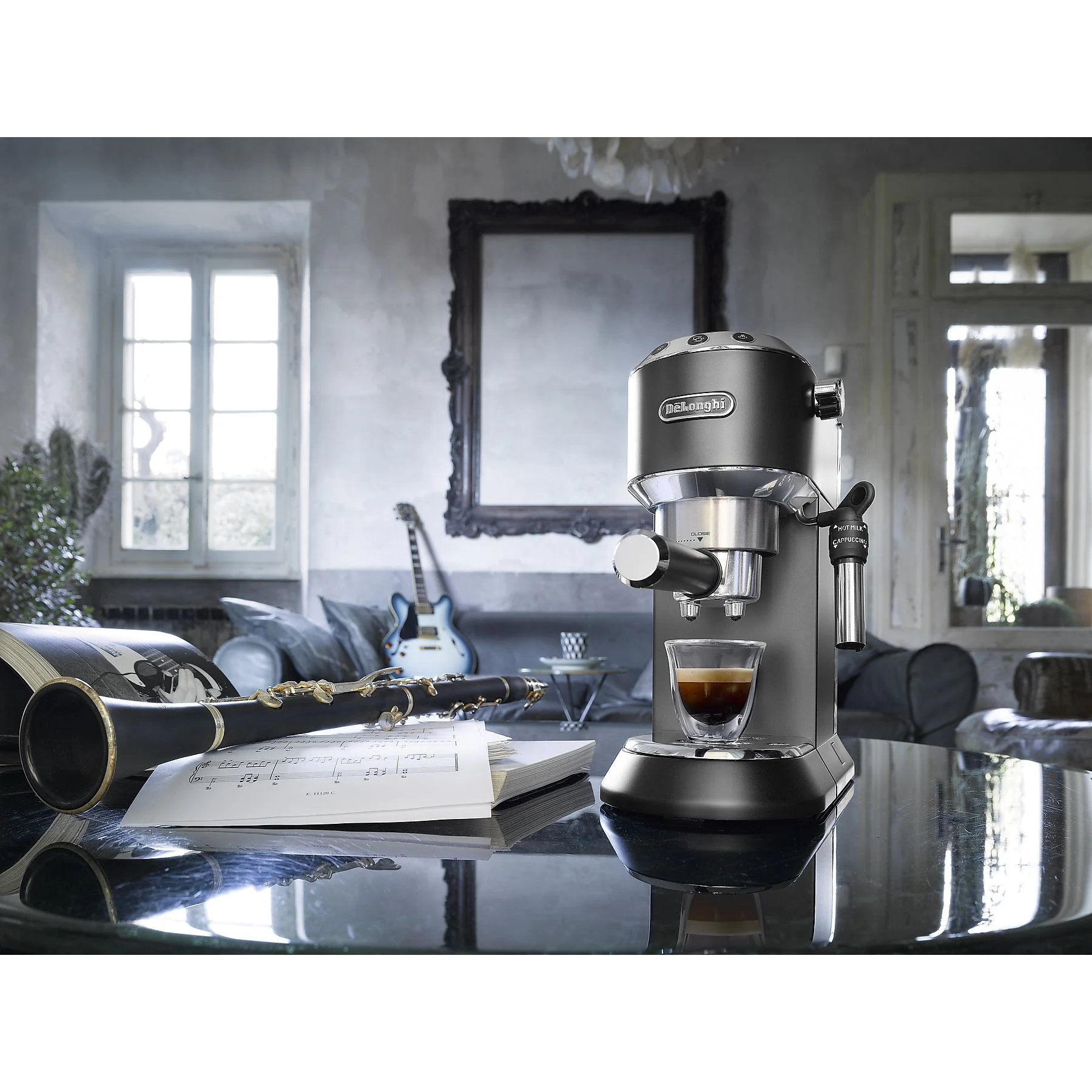 DELONGHI Dedica Style EC685.BK - Professionelle Milchaufschäumung und schmales Design, Siebträger Espressomaschine Schwarz Matt