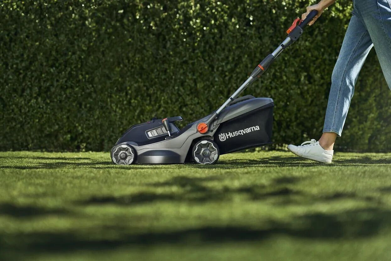 Husqvarna Akku-Rasenmäher Aspire™ LC34-P4A mit Akku Ladegerät